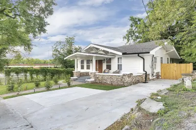 5 Bedroom Modern Farmhouse Mins from Downtown Hotels near Birmingham–Shuttlesworth International Airport