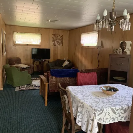 Secluded city cottage. 3 blocks from beach & Main Street shopping