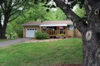 Entire Cottage at PNF with Bike storage