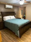 Cozy One Bedroom Cabin with Lake View-South Toledo Bend