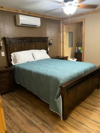 Cozy one bedroom cabin with lake view