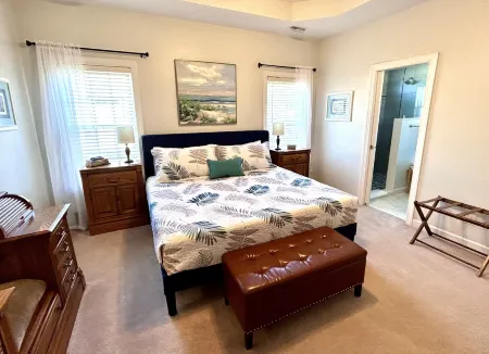 Saltwater Pool-Hottub-4 Br 3 BA-King Beds-7 Miles to the Beach!