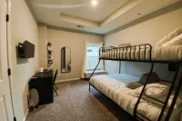Modern, Family-Friendly Space, Quick KC Downtown, Driveway, Quiet Road & Nature! Hotels near Wow Wow Wireless