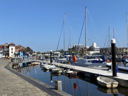 LOVELY 2 BEDROOM COTTAGE, GREAT LOCATION