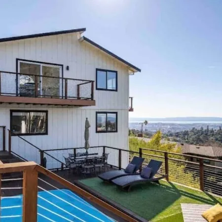 Main House + Guest Unit! 5 Bed / 3.5 Bath, Oakland Hills