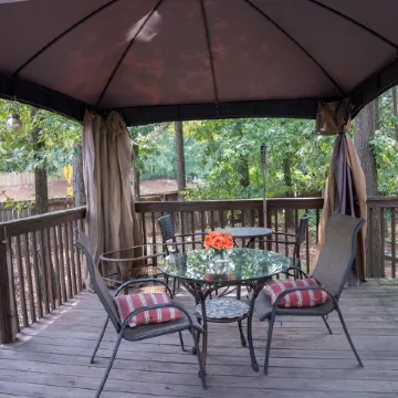 New modern kitchen in great location to RDU and RTP