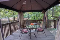 New modern kitchen in great location to RDU and RTP Hotels in Morrisville