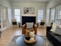 Gem on Spring-Upscale home walk to Main sleeps 11 Các khách sạn ở Del Rio