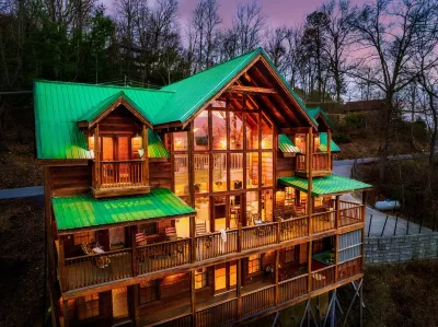 The Alpine Chalet-Location, Views, Theatre Room, Hot tub, Game Room!