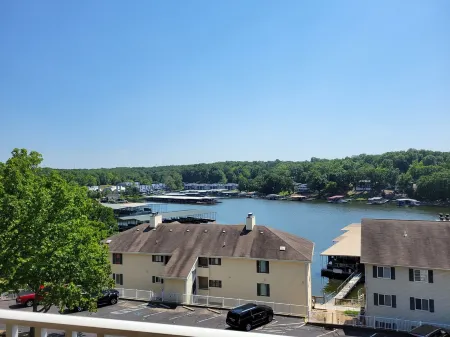 Walk-in Condo! Enjoy The Lake Life, 3B/2B Sleeps 9, 2 Pools, Boat Slip & Beach!