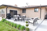 Huge 8Br for 20+: 6 Kings, Hot Tub, Cinema, Arcade, Pool Table & Big Parking