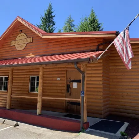 Lake Nahwatzel Resort, Cabin #2, Shared Dock just steps away! Now with WIFI!