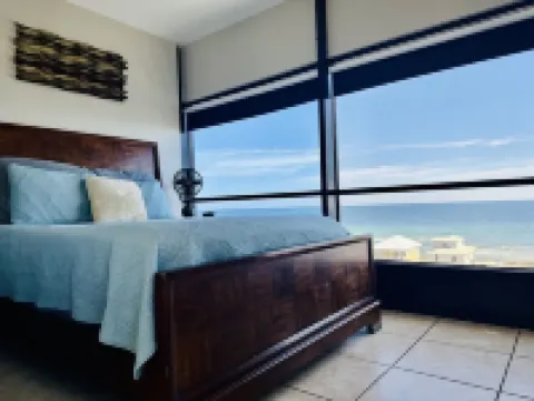PENTHOUSE HIDEAWAY: BEACH LOVERS' ROMANTIC HAVEN - VIEWS to INFINITY!