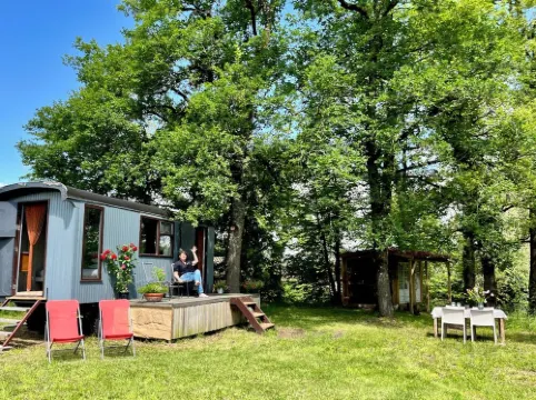 Roulotte Confortable Avec Vue Imprenable, Hamac et Sanitaires Séparés Hotels in Capdrot