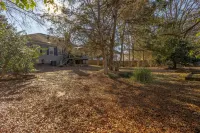 Charming Charlotte 3-bedroom house, Fenced Yard, 5 Mins to Carowinds, WiFi, Pets 리버게이트 주변 호텔