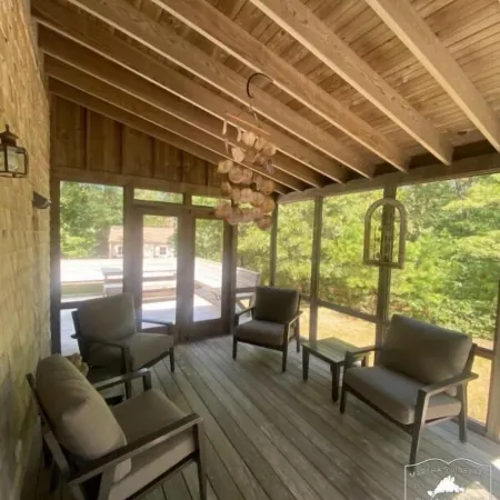 3-Br Oak Bluffs Retreat Near Towns & Beaches