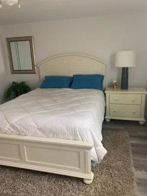 BEACH CLOSE BY AND BACKYARD LAKE BEAUTY Hoteles en Englewood