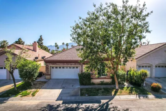 Beautiful 4Bd/3B House, New Pool and Spa.Nice View on Golf Course. Pet friendly!