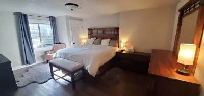 Newly renovated private downstairs cottage Hotels near Nixon & Co. Salon & Boutique