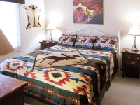 Buffalo Roam Condo * Comforts of Home for 6 * Minutes from Yellowstone Các khách sạn ở 