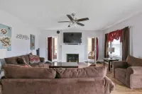 Cheerful 4 Bedroom House Hotels in Belleville