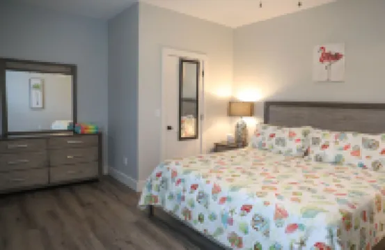 Eagle Nest Apartment-Walk to downtown & the water! New heated POOL January 2024!