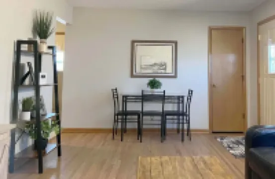 King & 2 Queen Beds, Centrally Located 15 Minutes from Anywhere in Des Moines