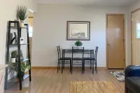 King & 2 Queen Beds, Centrally Located 15 Minutes from Anywhere in Des Moines