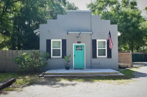 Teal Door Inn-With Fire Pit!