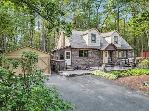 New Pocono Getaway:3-Tier Theater, Hot Tub, Fire pit, Pool Table.Near Lake Naomi