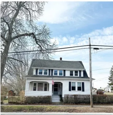 Recently totally renovated duplex located 5 minutes from Downtown Bristol.