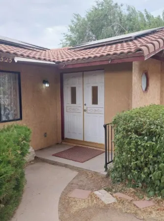 Spacious 3 bedroom house with WiFi and AC in charming Hesperia