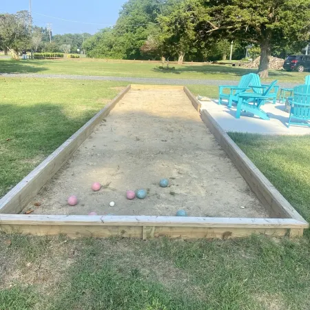 Minutes to the BEACH! Boat friendly, fire pit, bocci & large yard for famly fun!
