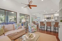 Villa Overlooking Roy Barth Tennis Courts- 5 Minute Walk to Beach