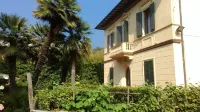 Liberty villa with private garden and parking. Close to the sea and the lake