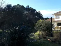 House with two terraces (south and north) and direct access to the bike path. Hôtels à : Messanges