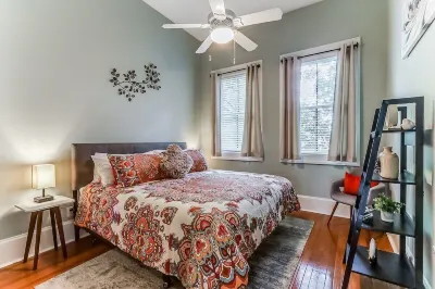 Comfy-Cozy-Walk to Forsyth Park-King Beds