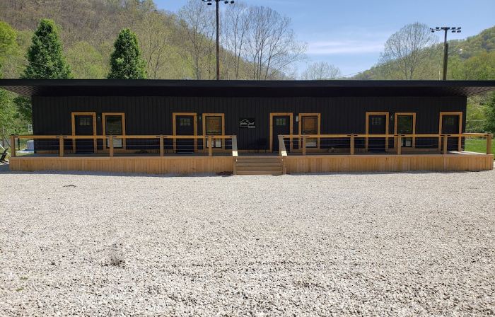 Hidden Jewell - Full Cabin 4 Studio Suites - 9Bd / 4BA Sleeps 15 on Outlaws