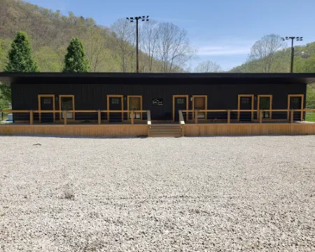Hidden Jewell - Full Cabin 4 Studio Suites - 9Bd / 4BA Sleeps 15 on Outlaws Hotels in Tug Hardee
