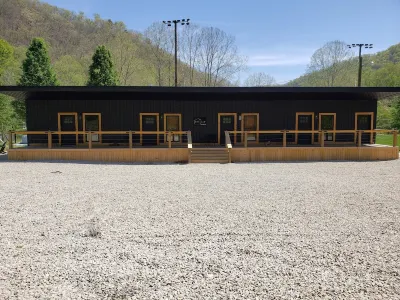 Hidden Jewell - Full Cabin 4 Studio Suites - 9Bd / 4BA Sleeps 15 on Outlaws Hotels in 