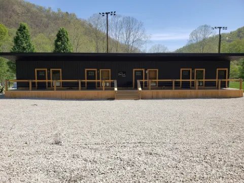 Hidden Jewell - Full Cabin 4 Studio Suites - 9Bd / 4BA Sleeps 15 on Outlaws