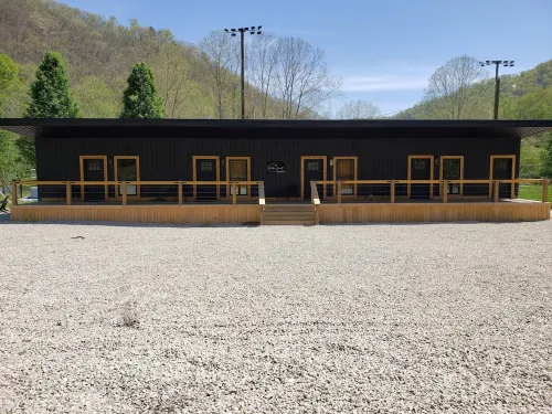 Hidden Jewell - Full Cabin 4 Studio Suites - 9Bd / 4BA Sleeps 15 on Outlaws