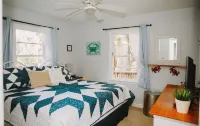 Cozy House on the Marsh, 6 minutes from the beach!