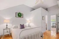 Experienced Host! Steps to Beach! 7Br Island Retreat w/ Firepit, Bikes, Porches Hotels in Long Island