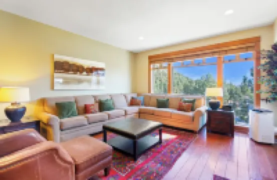 3-bedroom Penthouse in the Village/ walk to the Gondola/ top floor.