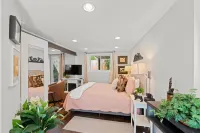 The Lower Georgia Peach Studio is a sophisticated dog friendly Downtown rental!