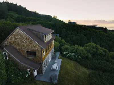 Cozy lodge near town w Stunning Views & Fireplace