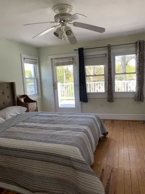 Adorable waterside cottage with pool Beach community Hotel dekat Chesapeake Harbour Marina