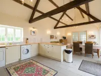 Pigsty Cottage - Luxurious apartment within orangery Hotels in Melksham