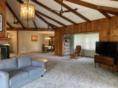 Waterfront home .5 miles from downtown Tavares and 10 minutes from Harris Chain.